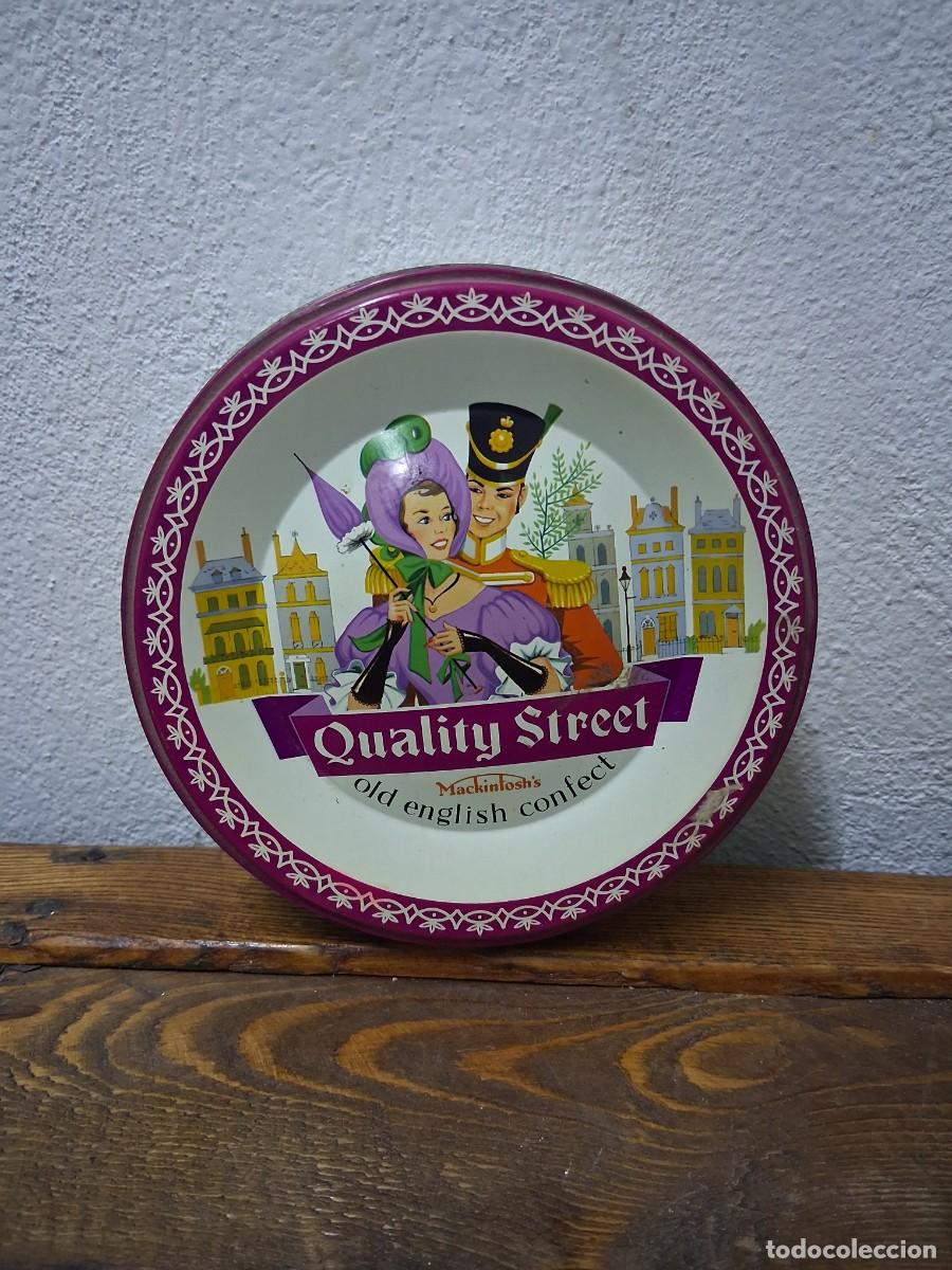 Cajas y cajitas met&aacute;licas: Caja lata caramelos o galletas Mackintosh's Quality Street con dise&ntilde;o de pareja victoriana