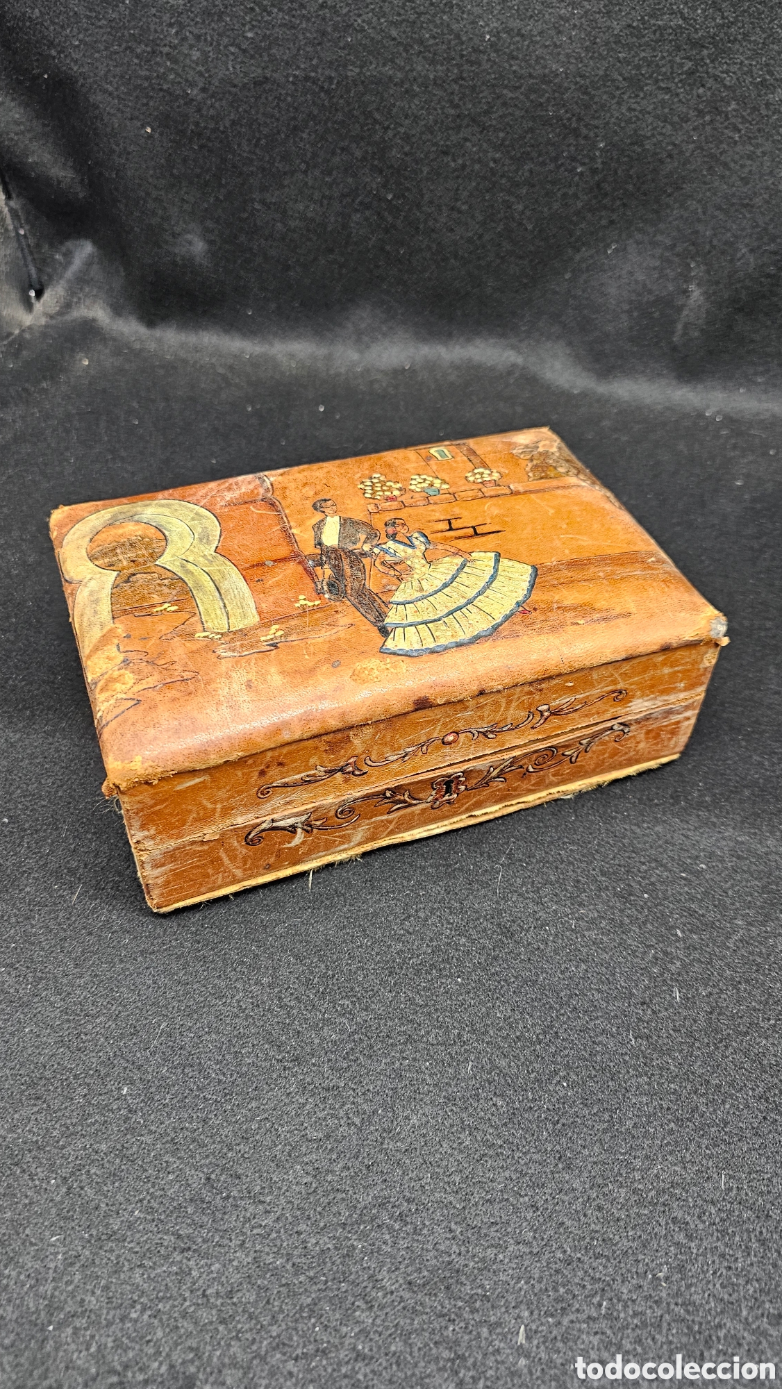 Cajas y cajitas met&aacute;licas: Antigua caja de madera con cuero repujado pintado a mano