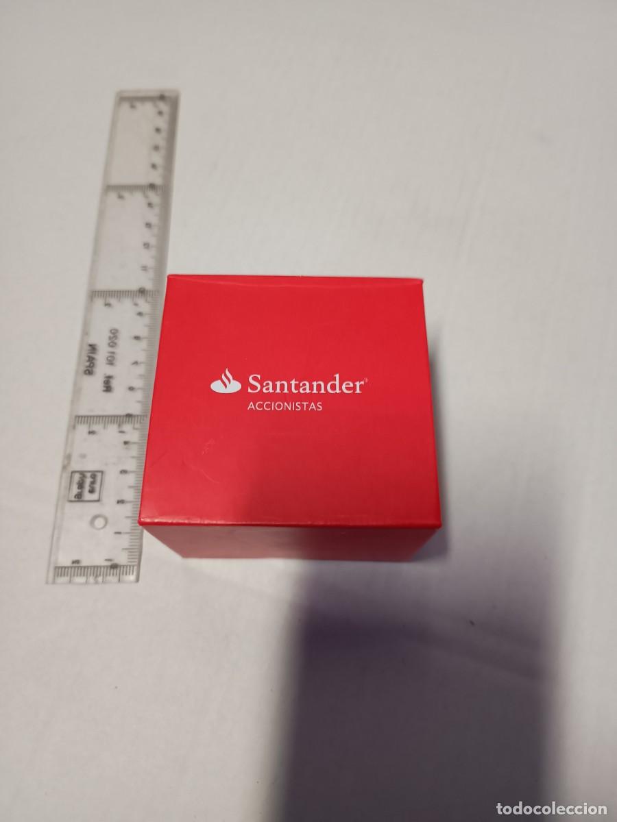 Cajas y cajitas met&aacute;licas: Caja de Santander acionistas.