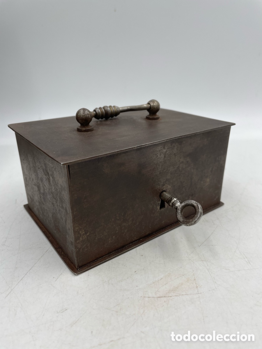 Cajas y cajitas met&aacute;licas: Antigua caja de caudales, peque&ntilde;a caja fuerte con su llave original.