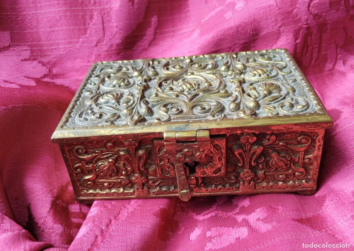 Cajas y cajitas met&aacute;licas: Caja joyero de bronce pp. S. XX