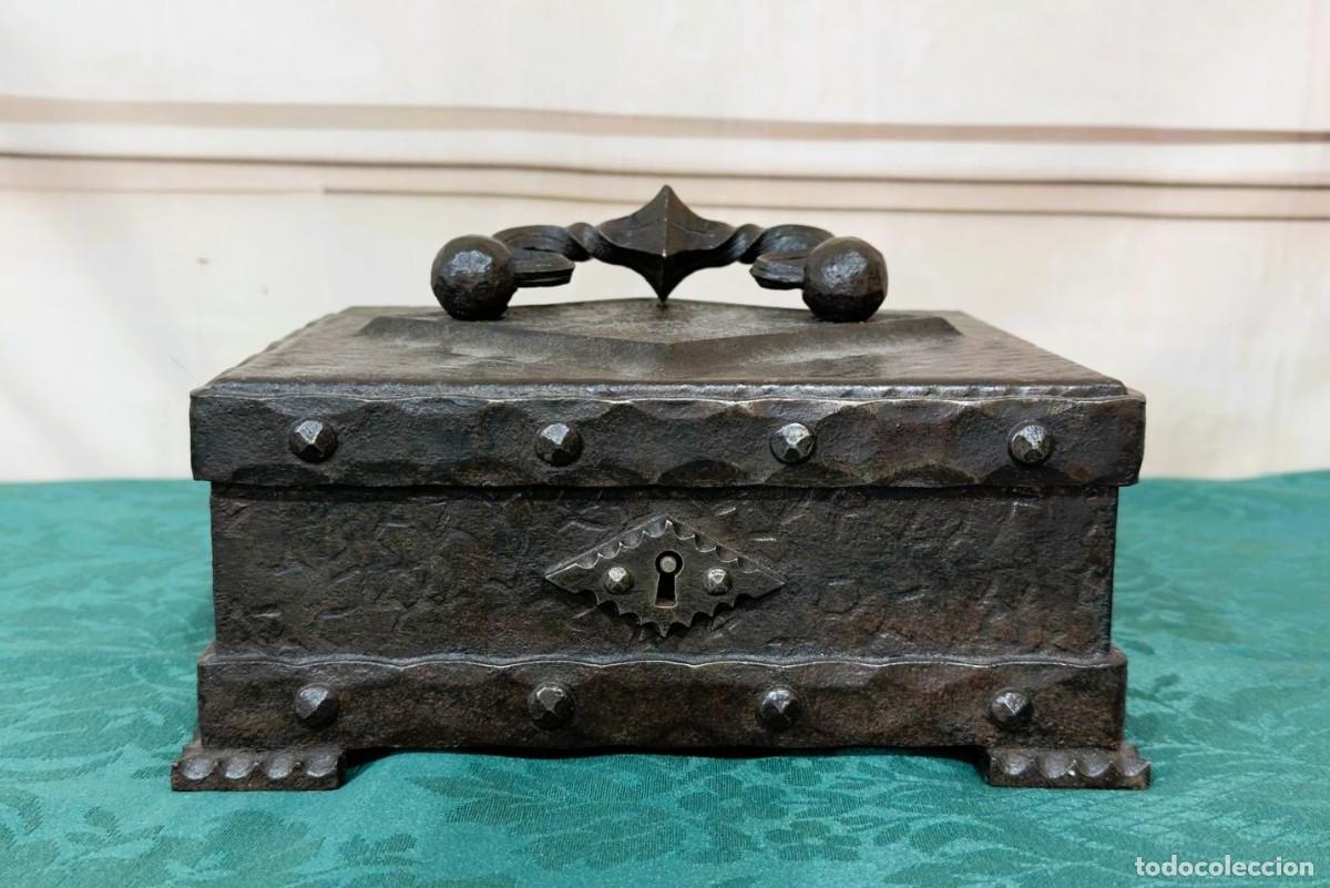 Cajas y cajitas met&aacute;licas: Antigua caja de caudales en hierro forjado, no tiene llave