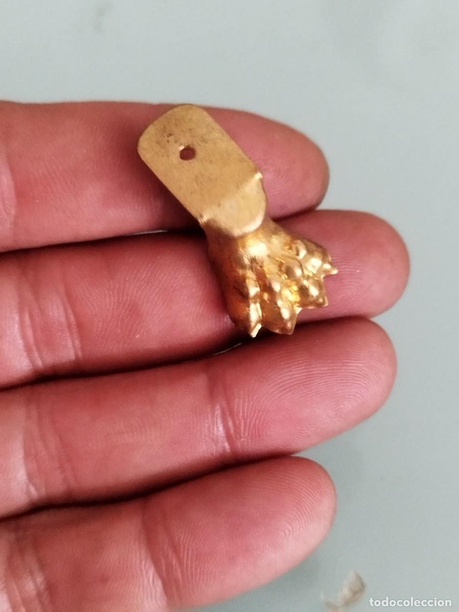 Cajas y cajitas met&aacute;licas: Antigua garra de metal dorado a identificar. Pata de caja o adorno.