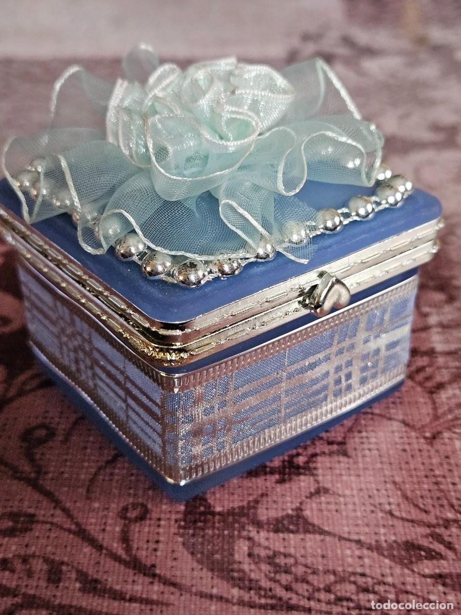 Cajas y cajitas met&aacute;licas: Bonita Caja/ Joyero Decorativa Con Detalles De Tul Con Un Acabado En Tela Cuadriculada Azul.
