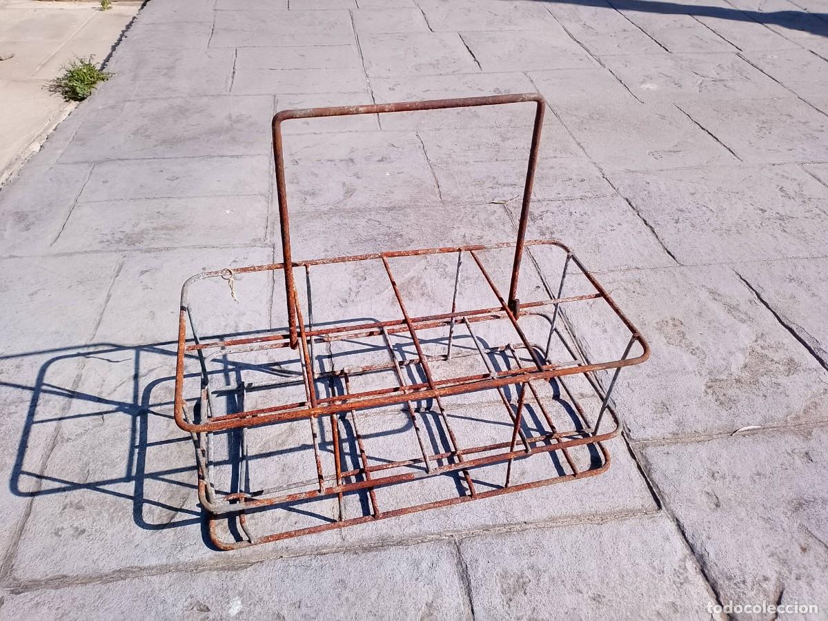 Cajas y cajitas met&aacute;licas: Antigua jaula/caja de hierro portabotellas