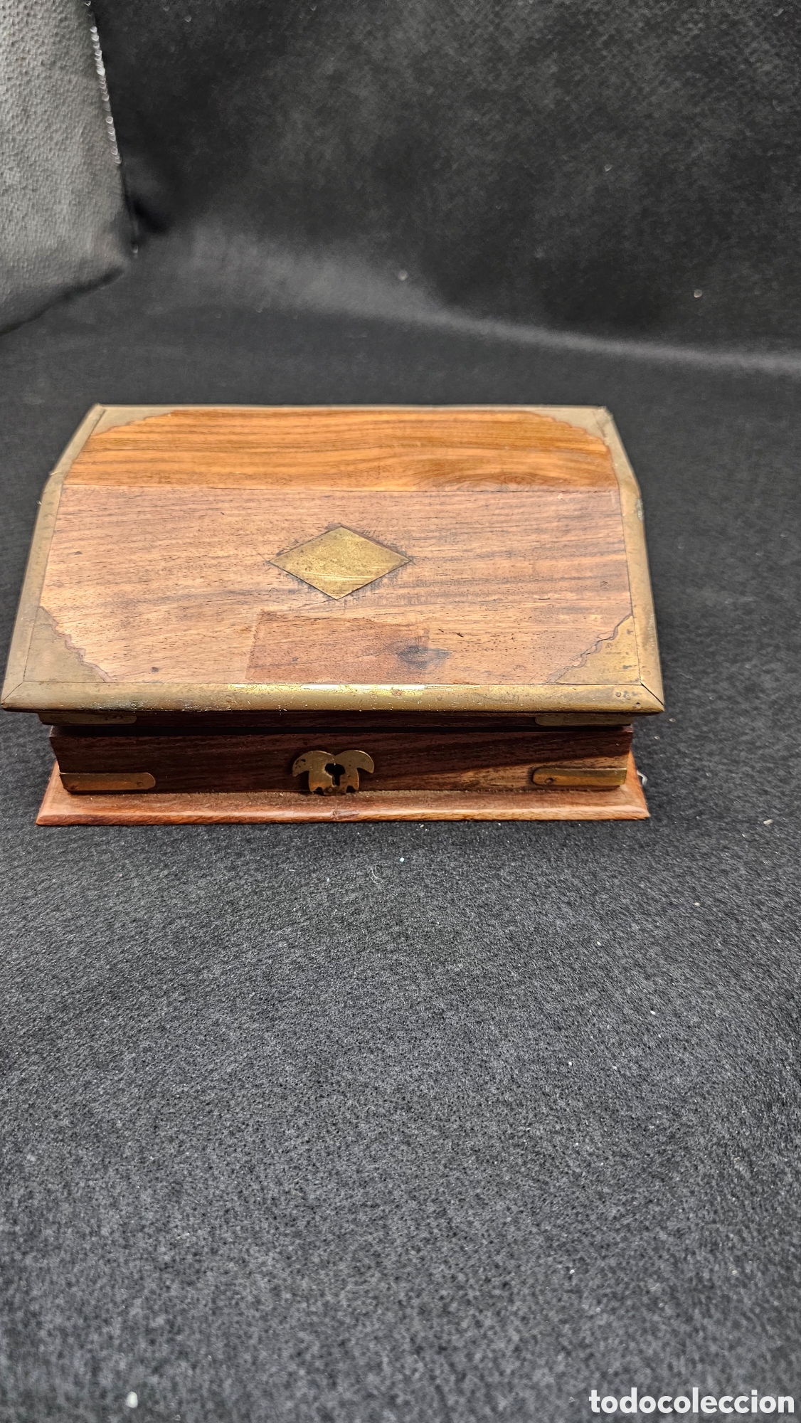 Cajas y cajitas met&aacute;licas: Antigua cajita con decoraci&oacute;n en lat&oacute;n