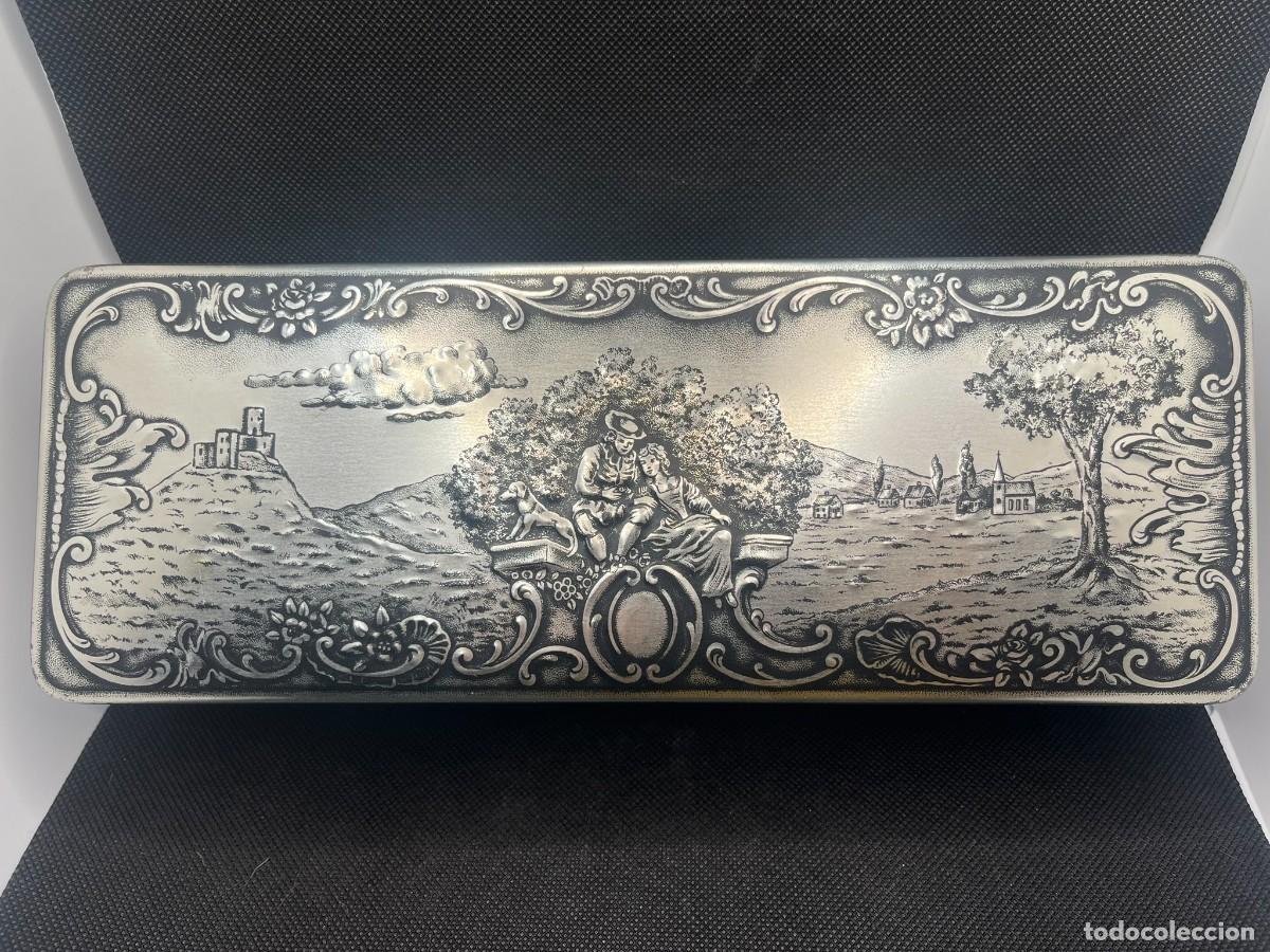 Cajas y cajitas met&aacute;licas: Antigua Caja Metal Relieve - Schokoladenhaus Hils - Villingen (Selva Negra)