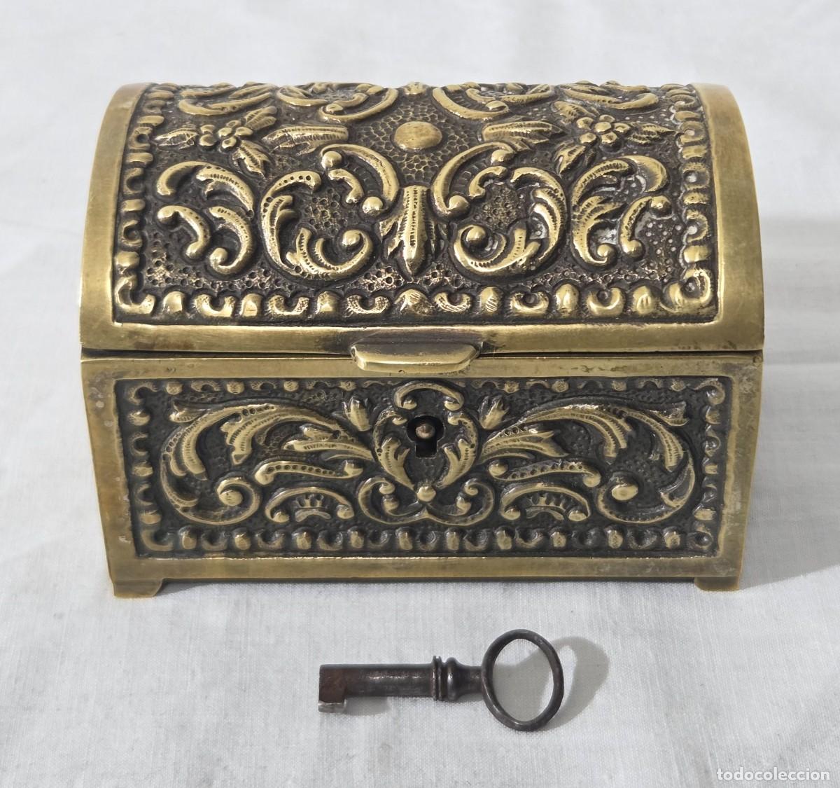 Cajas y cajitas met&aacute;licas: Caja joyero baul de bronce macizo con llave
