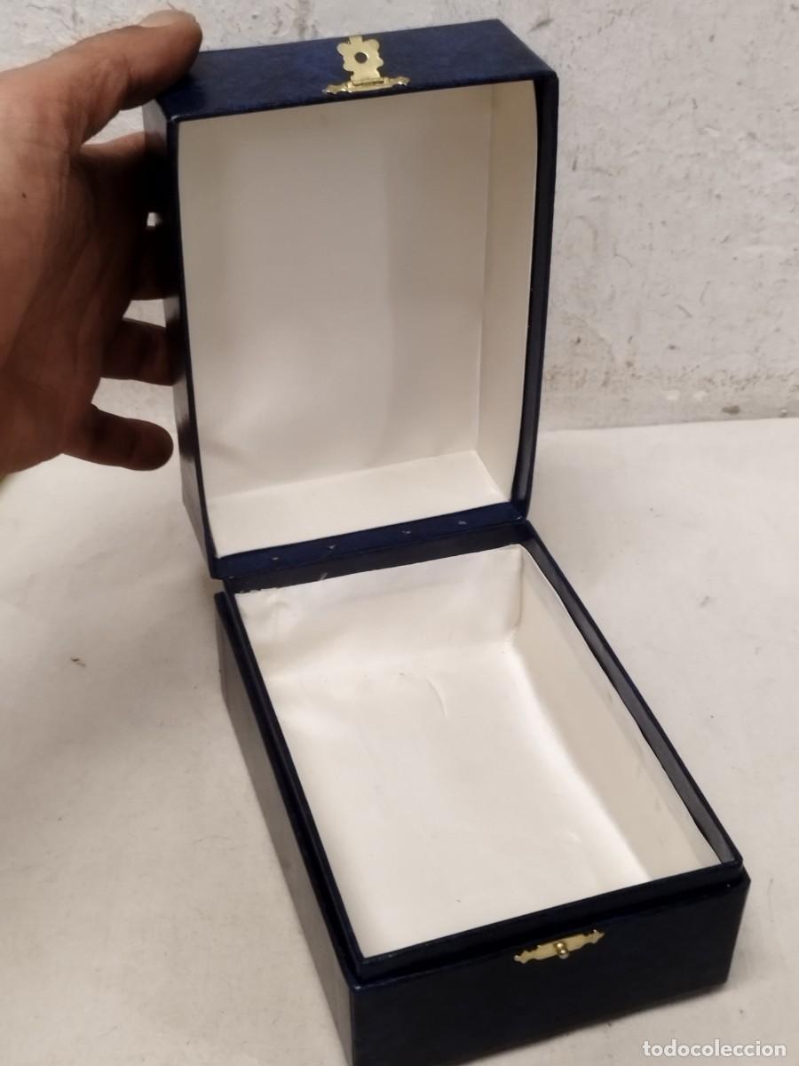 Cajas y cajitas met&aacute;licas: Antigua gran caja de joyeria o relojeria, a identificar.