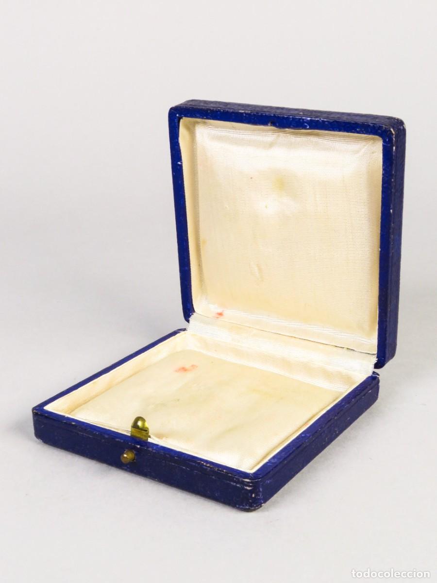 Cajas y cajitas met&aacute;licas: Estuche joyer&iacute;a forrado en piel interior en seda siglo XX