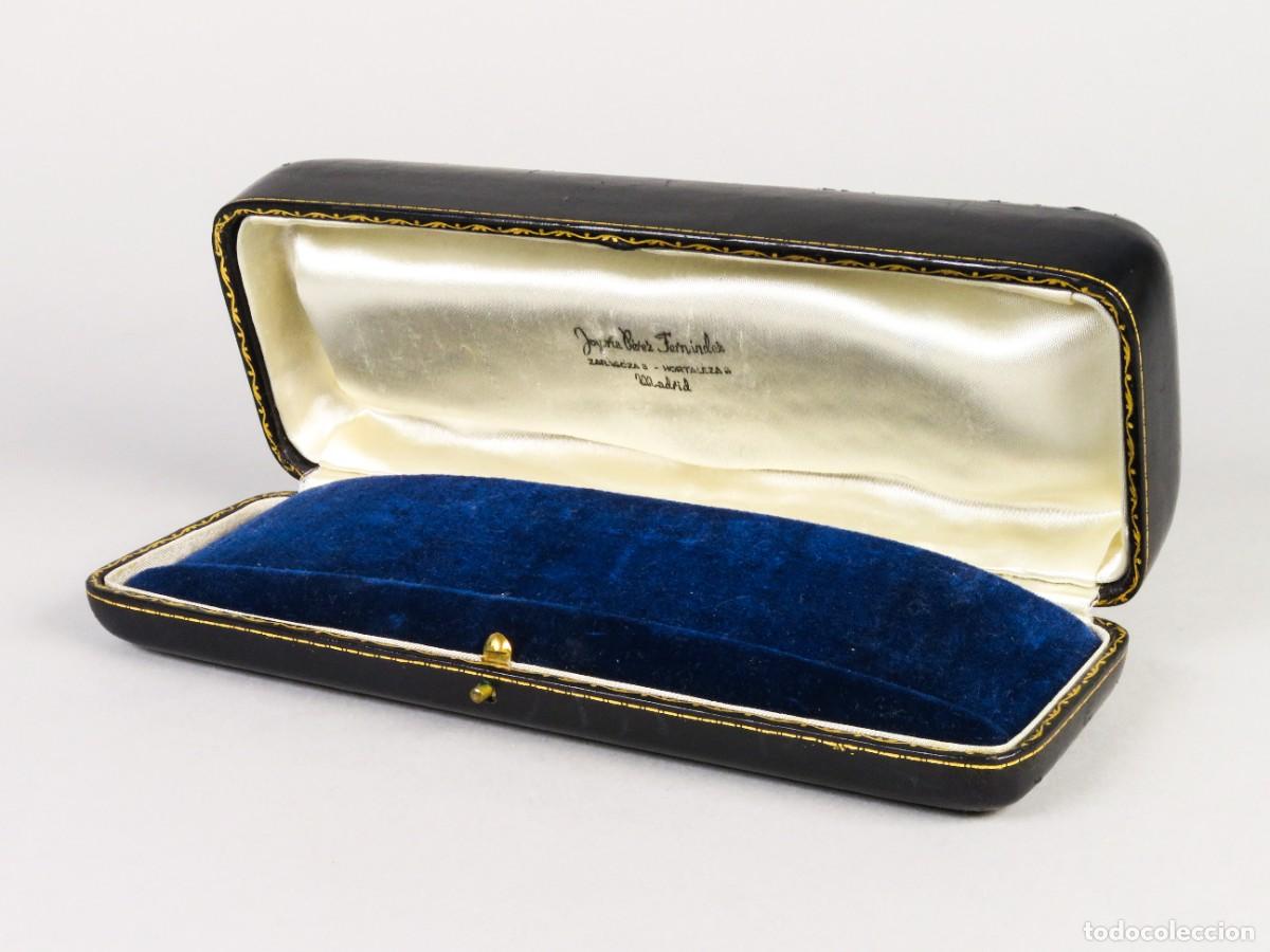 Cajas y cajitas met&aacute;licas: Estuche Joyer&iacute;a P&eacute;rez Fern&aacute;ndez en cuero e interior de seda Madrid siglo XX