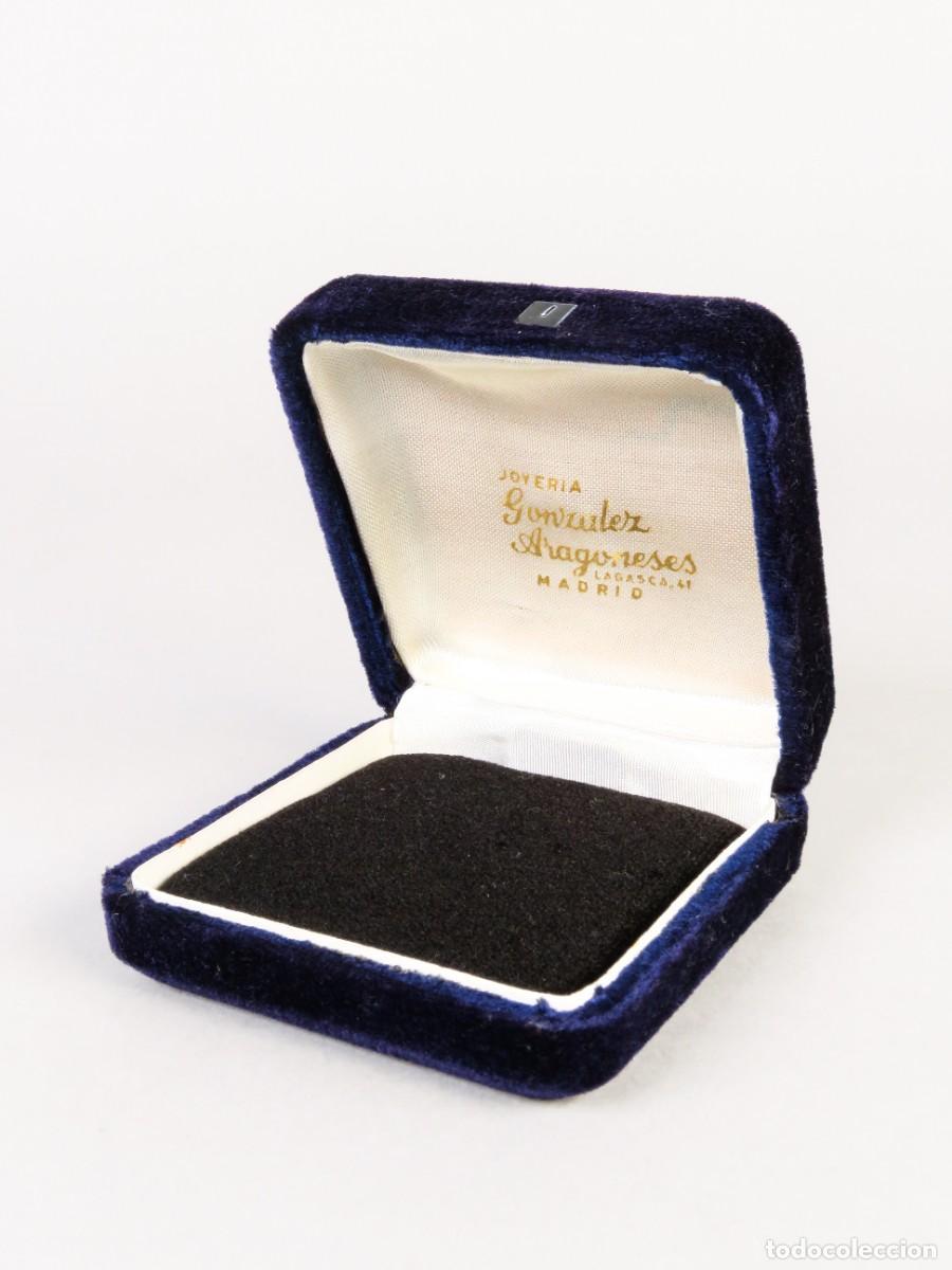 Cajas y cajitas met&aacute;licas: Estuche joyer&iacute;a Gonz&aacute;lez Aragoneses forrado en piel interior en seda Madrid hacia a&ntilde;os 70