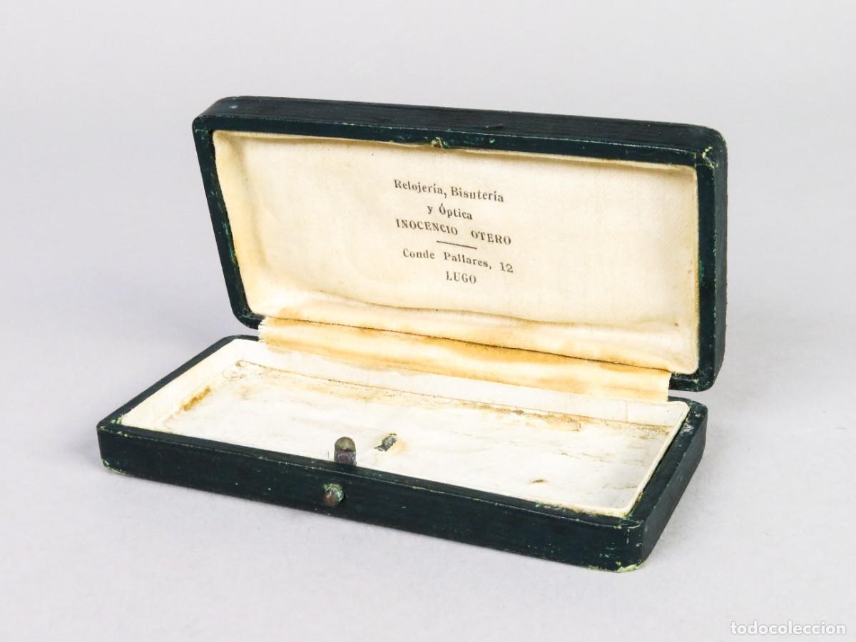 Cajas y cajitas met&aacute;licas: Estuche relojer&iacute;a bisuter&iacute;a y &oacute;ptica Inocencio Otero en piel interior en seda principios siglo XX
