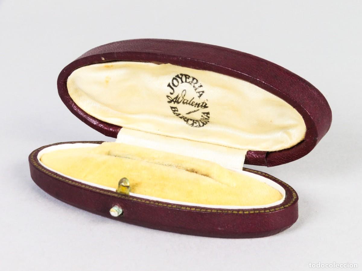 Cajas y cajitas met&aacute;licas: Estuche joyer&iacute;a A Valent&iacute; forrado en piel interior en seda Barcelona hacia los a&ntilde;os 40
