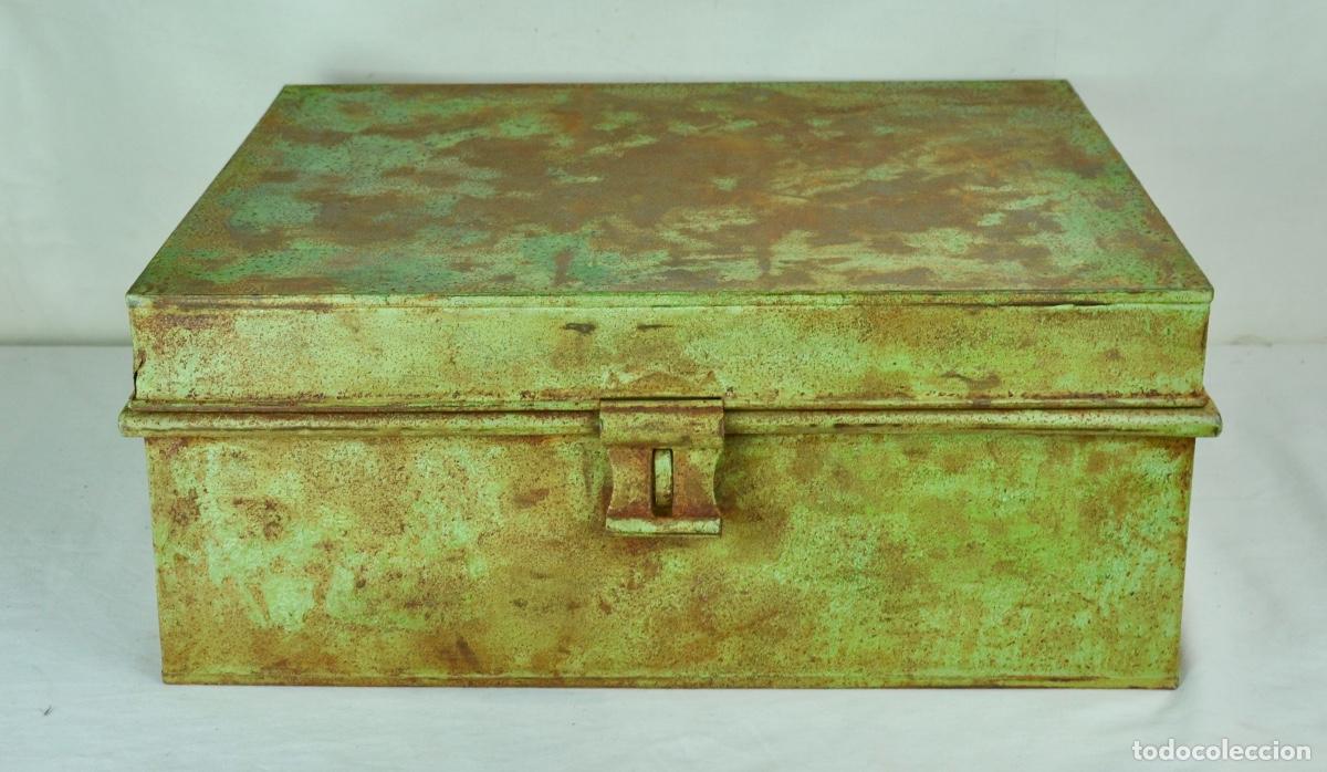 Cajas y cajitas met&aacute;licas: Caja met&aacute;lica pintada de verde