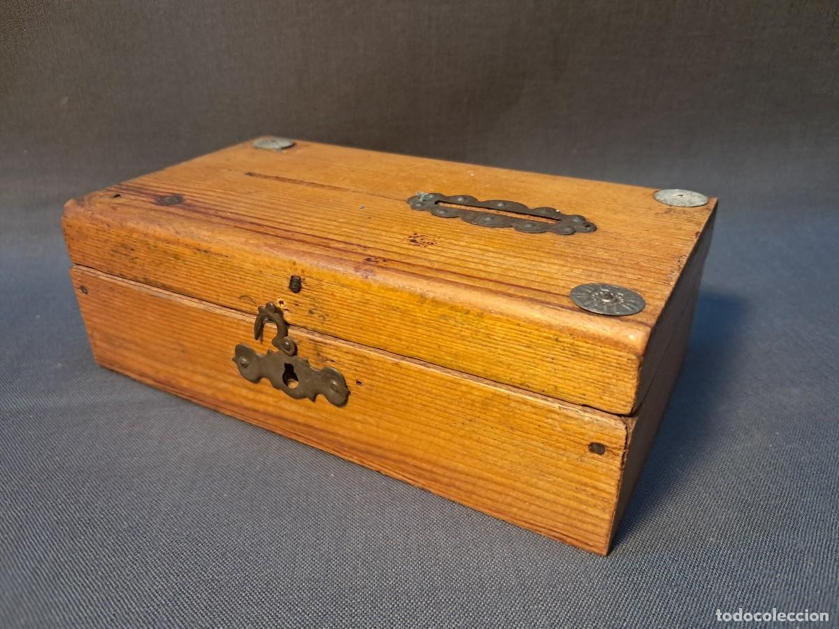 Cajas y cajitas met&aacute;licas: ANTIGUA CAJITA TIPO HUCHA