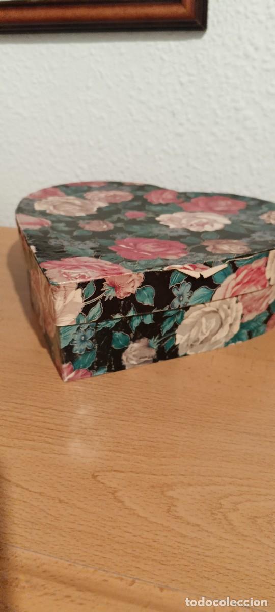 Cajas y cajitas met&aacute;licas: 3 cajas de cart&oacute;n forma de corazon decoradas con flores