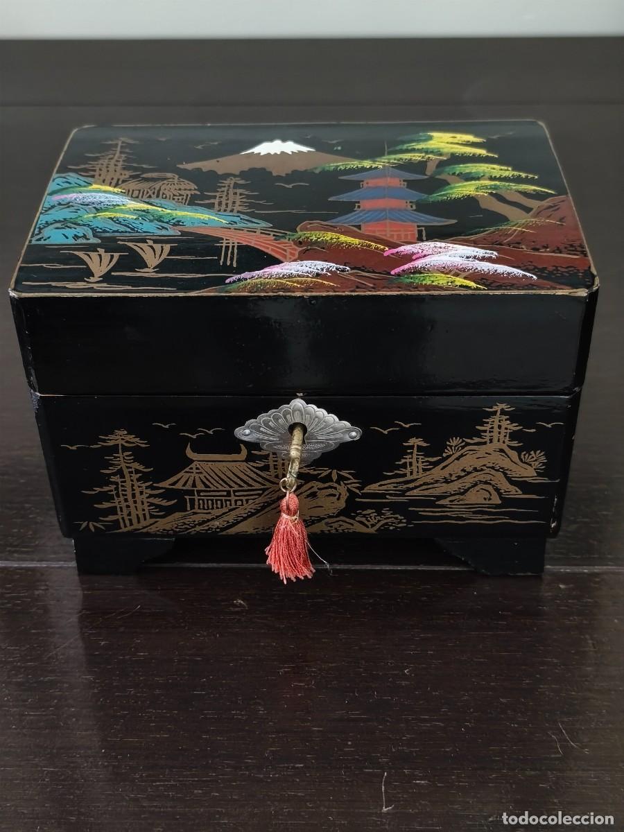 Blechdosen und Kisten: Joyero musical japon&eacute;s de madera lacada en negro con dise&ntilde;o de paisaje pintado.