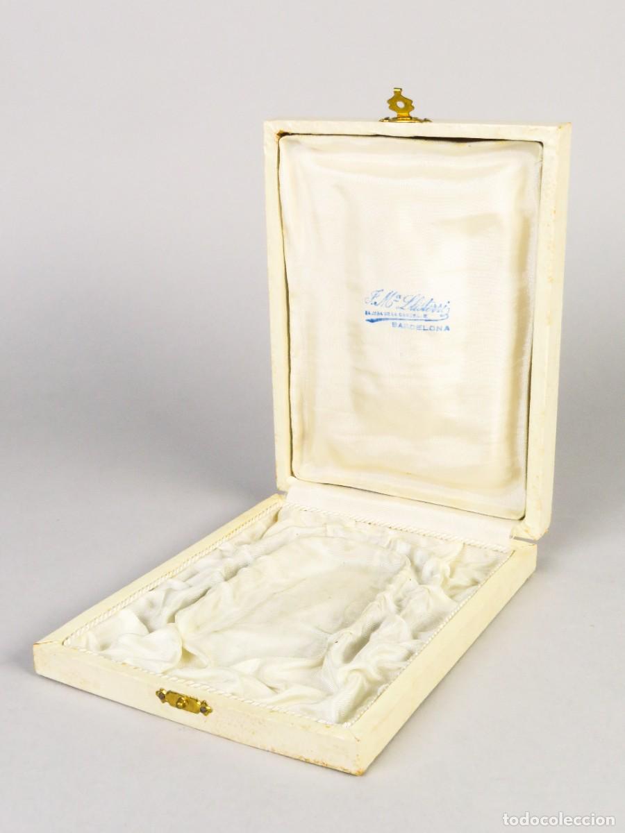 Cajas y cajitas met&aacute;licas: Caja estuche de joyer&iacute;a en cuero y seda Barcelona mediados siglo XX