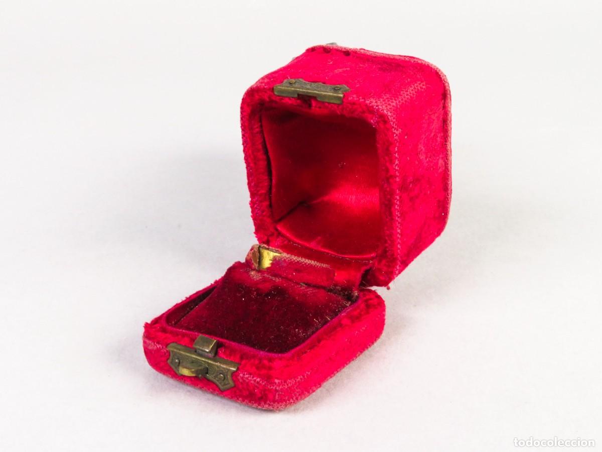 Cajas y cajitas met&aacute;licas: Estuche para anillo revestido en terciopelo de seda siglo XIX