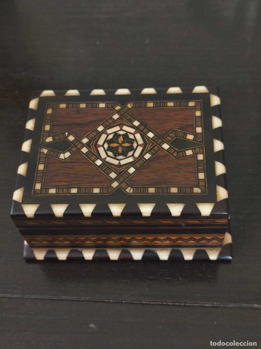Blechdosen und Kisten: Caja de madera realizada en taracea.