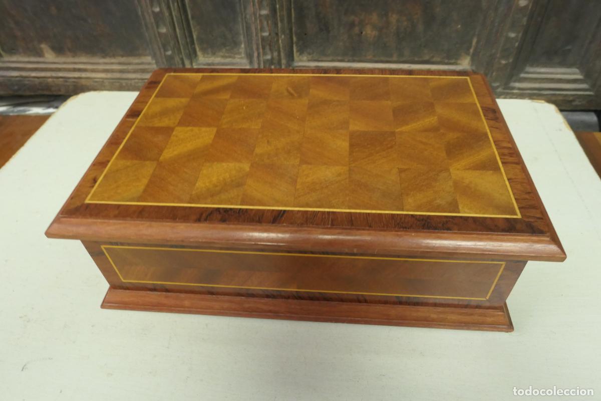 Cajas y cajitas met&aacute;licas: Antigua caja, joyera de madera, incrustaciones,