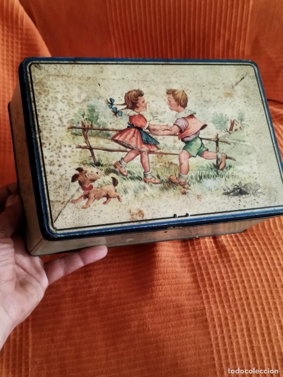 Cajas y cajitas met&aacute;licas: Antigua gran caja met&aacute;lica de hojalata de Van Melle. Motivos ni&ntilde;o ni&ntilde;a jugando con perro.