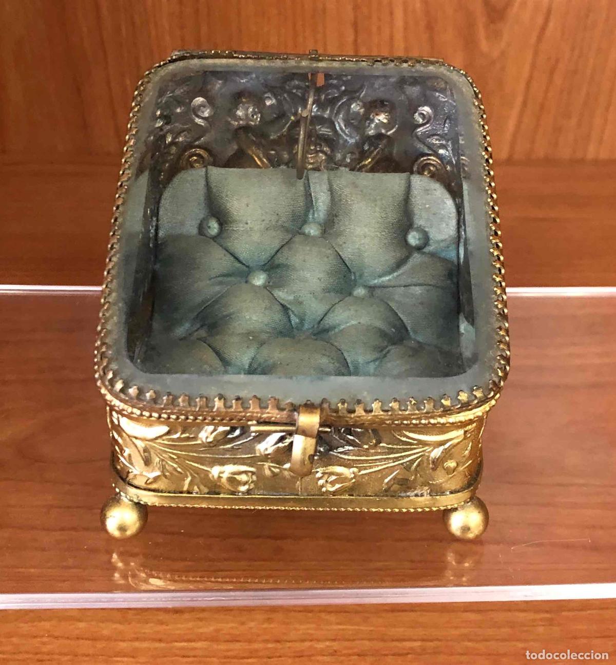 Cajas y cajitas met&aacute;licas: ANTIGUA CAJA JOYERO EXPOSITOR CON INTERIOR ACOLCHADO. DECORACION FLORAL, ESCENAS RELIEVE. S.XIX