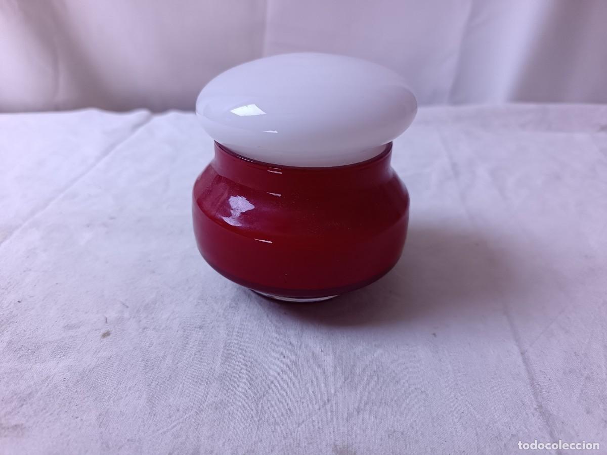 Blechdosen und Kisten: Cajita con tapa de opalina o cristal opaco