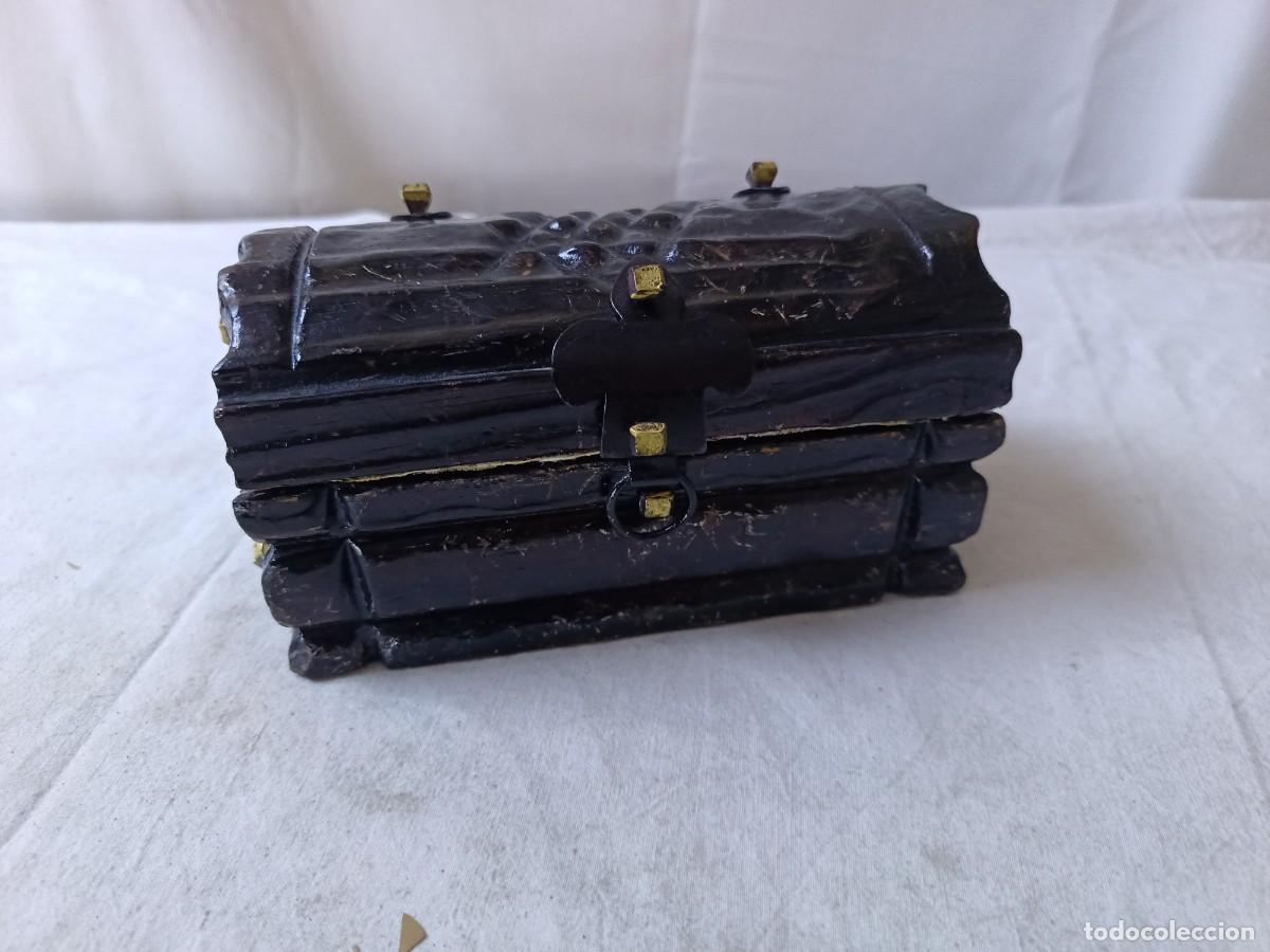 Caixas e caixinhas met&aacute;licas: Caja con forma de cofre, de madera, interior forrado
