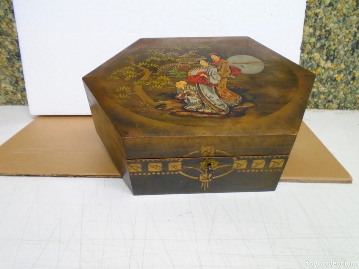 Cajas y cajitas met&aacute;licas: PRECIOSA Y ANTIGUA CAJA/PEINADOR DE MADERA CON DIBUJO ESCENA JAPONESA,1&ordm;XX.