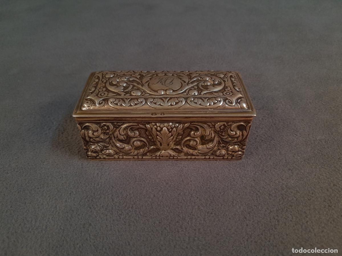 Casse e cassette metalliche: CAJITA RECTANGULAR EN PLATA DE LEY CON ORNAMENTACI&Oacute;N BARROCA Y MONOGRAMA. SIGLO XX.