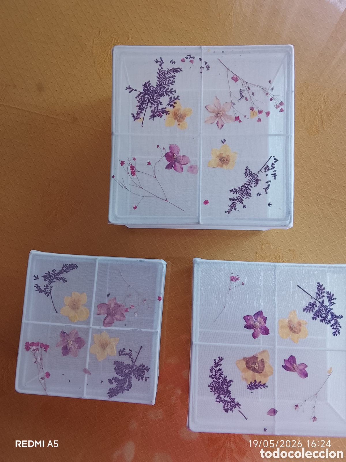 Cajas y cajitas met&aacute;licas: Bonito lote de tres cajas en tela fina y plantas secas.