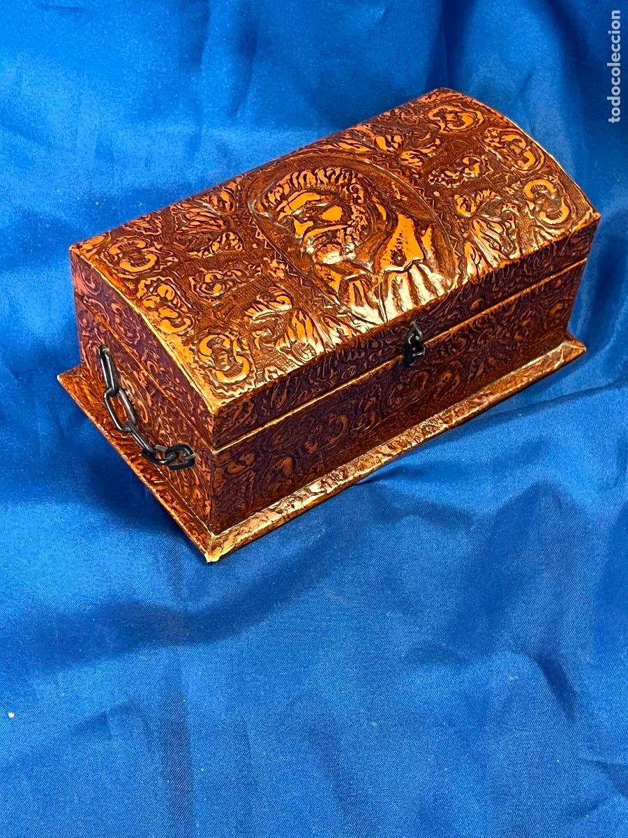 Cajas y cajitas met&aacute;licas: Antiguo Cofre de Madera Forrado en Cuero Repujado. Arqueta Vintage con Relieve de Don Quijote