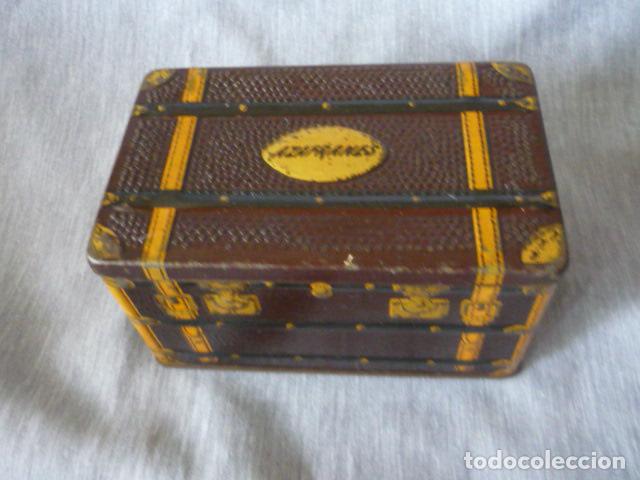 Cajas y cajitas met&aacute;licas: CAJA LATA AZAFRAN EN FORMA DE BAUL CIRAGES FRANCAISES SANTANDER 8 X 7 X 12 CM