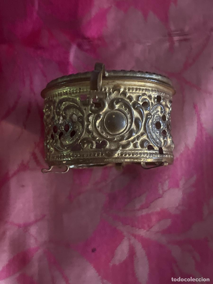 Cajas y cajitas met&aacute;licas: Antigua cajita o joyero circular. Realizado en lat&oacute;n calado y repujado, tapa vidrio biselado. S.XIX.