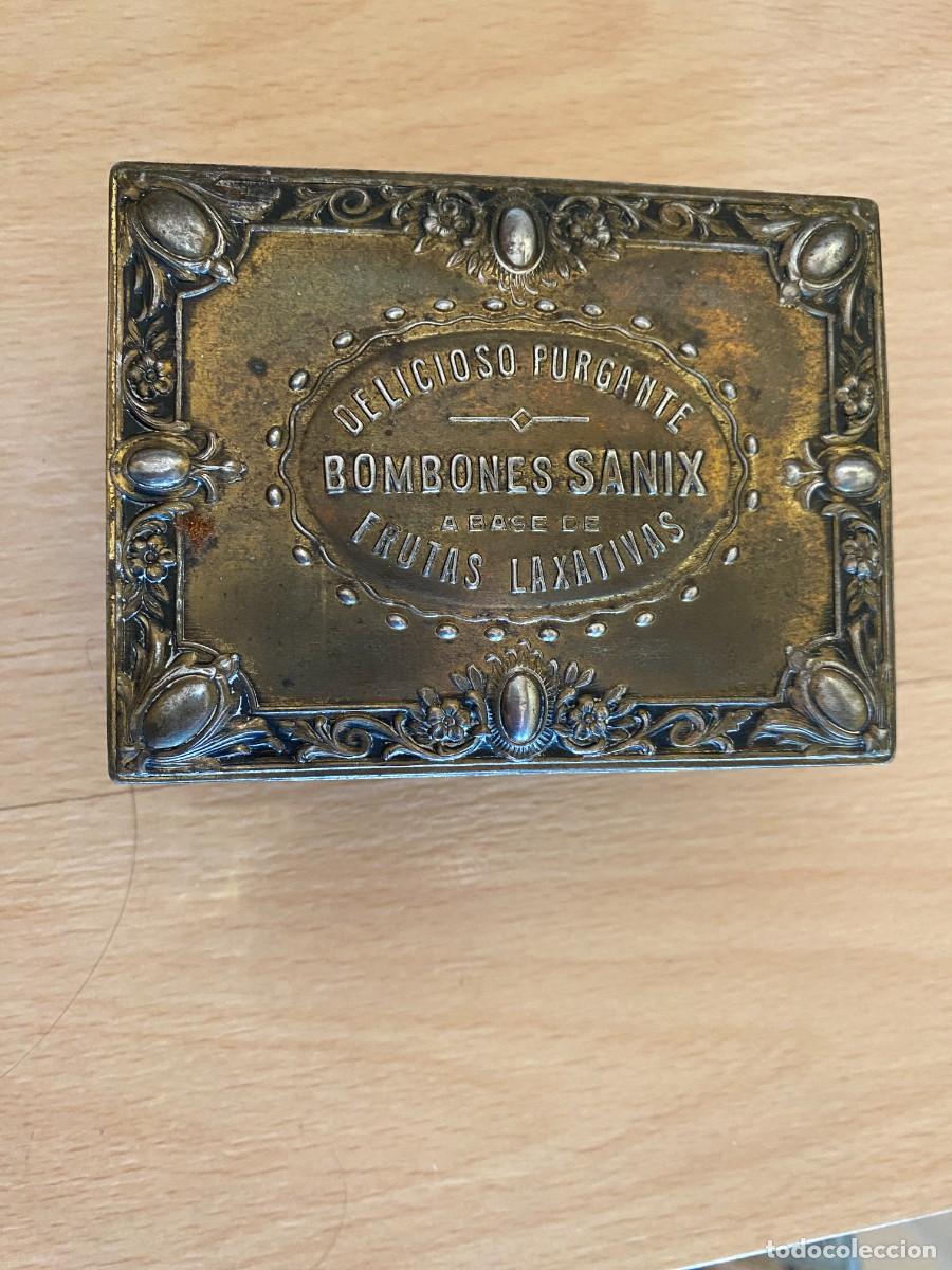 Caixas e caixinhas met&aacute;licas: CAJA MET&Aacute;LICA CON RELIEVE ANTIGUA-BOMBONES SANIX-DELICIOSO PURGANTE-farmacia