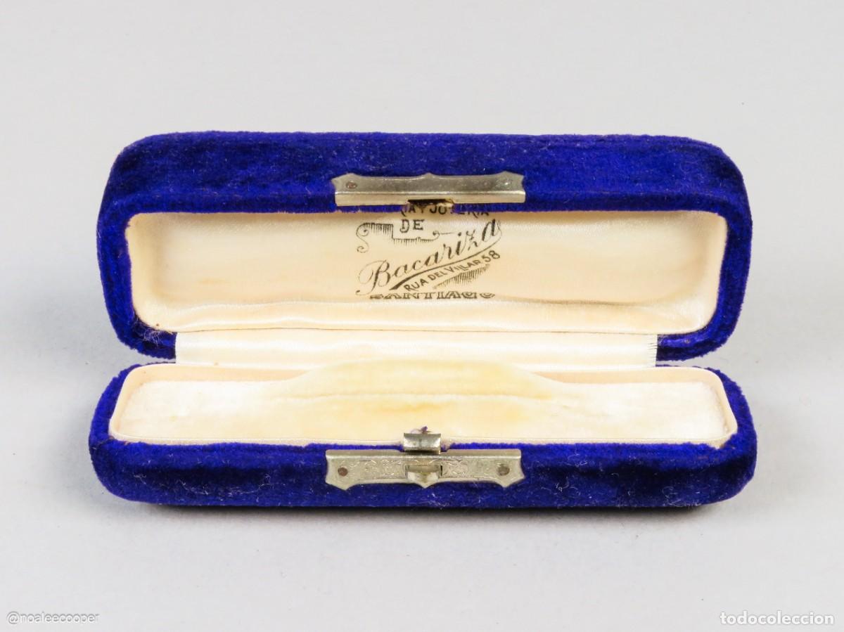 Cajas y cajitas met&aacute;licas: Estuche caja para pulsera o collar exterior terciopelo interior en seda Galicia siglo XX