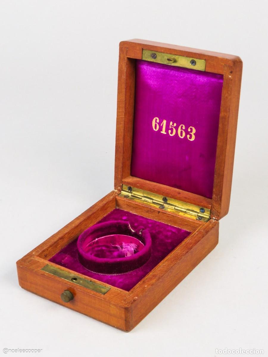 Cajas y cajitas met&aacute;licas: Estuche para reloj de bolsillo de madera interior en seda finales siglo XIX