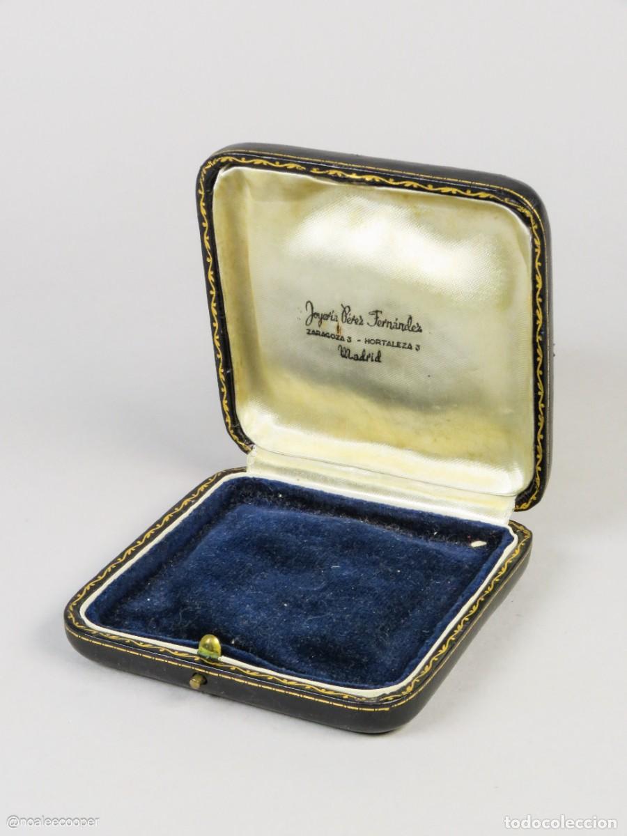 Cajas y cajitas met&aacute;licas: Estuche joyer&iacute;a piel gofrada interior en seda Madrid principios siglo XX