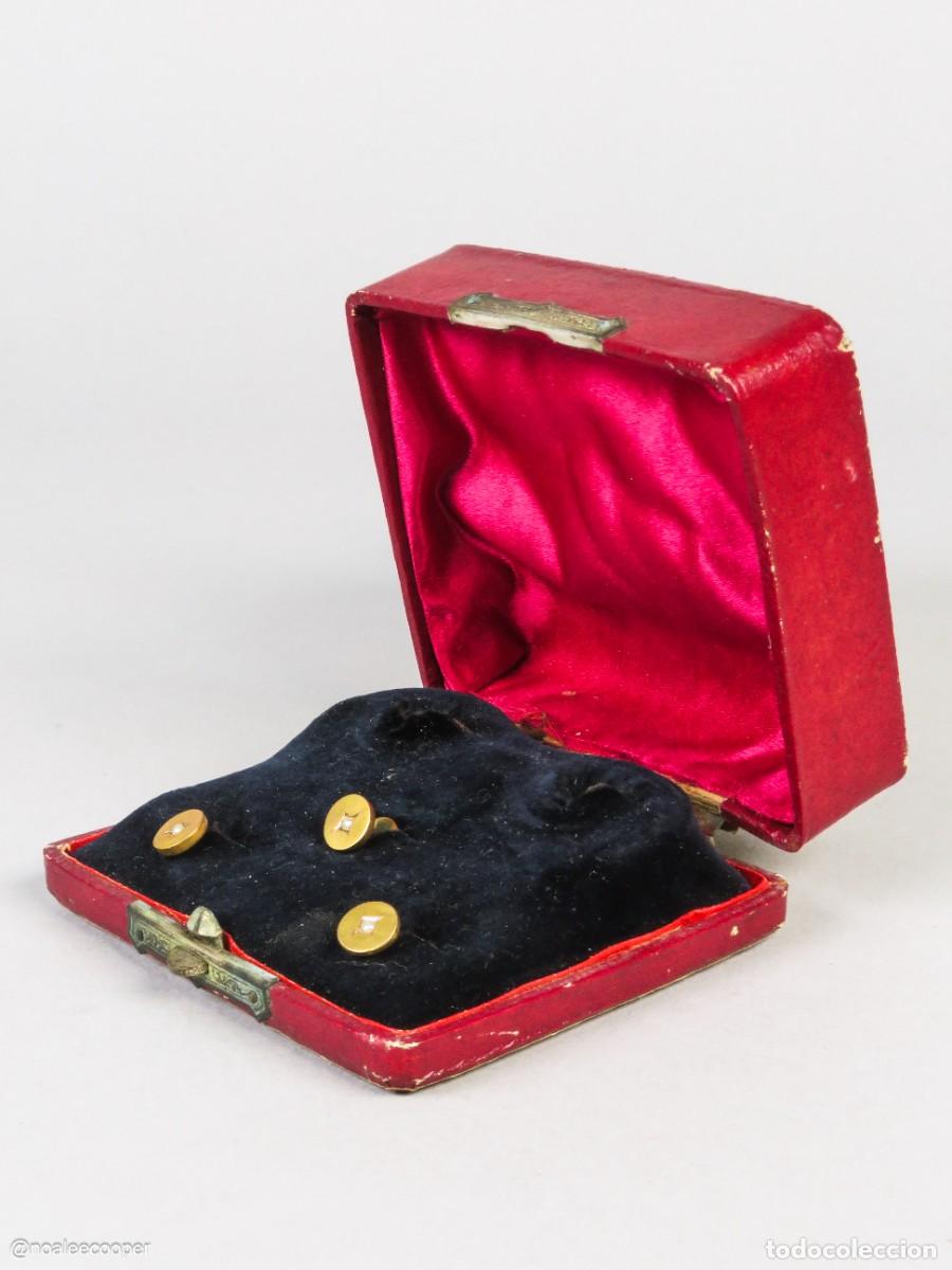 Cajas y cajitas met&aacute;licas: Estuche con juego de botoner&iacute;a caballero metal dorado revestido piel interior seda finales siglo XIX