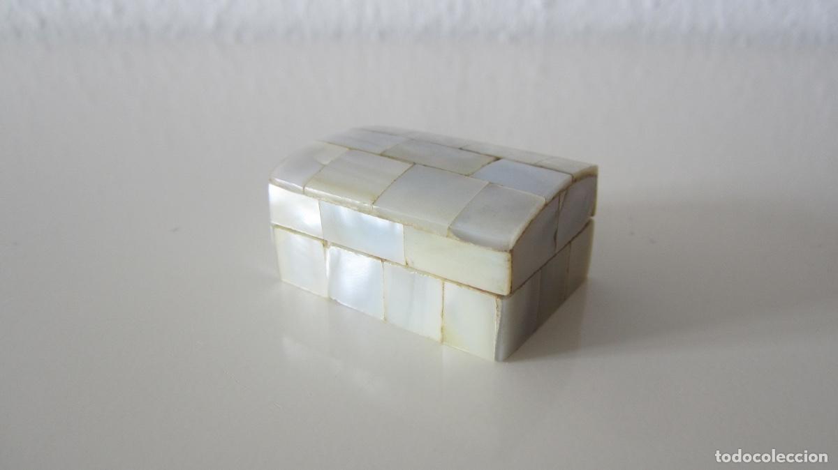 Cajas y cajitas met&aacute;licas: CAJITA DE NACAR Y MADERA - Foto 1