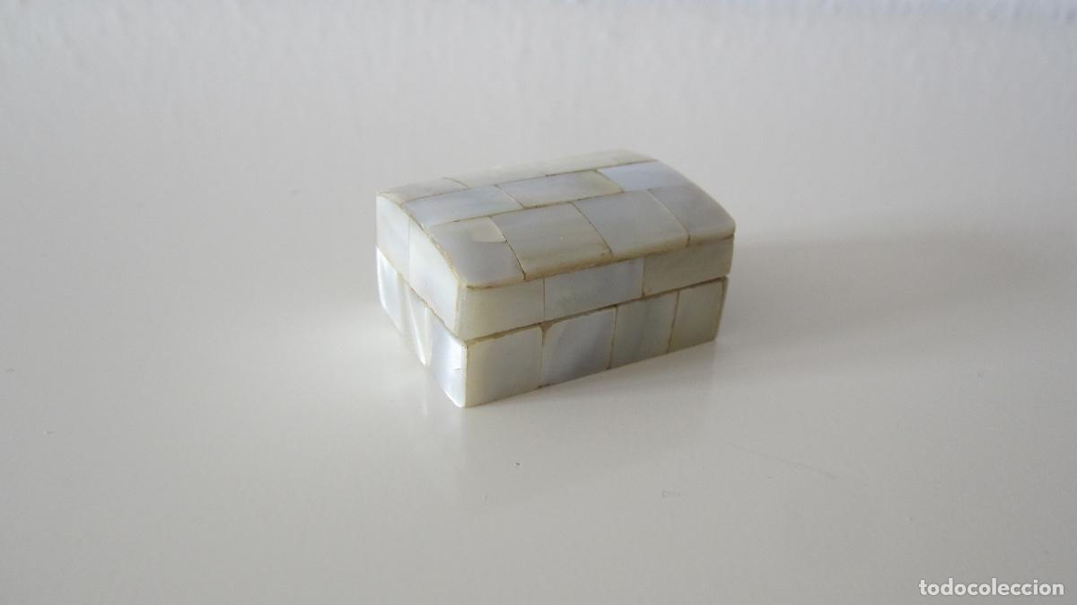 Cajas y cajitas met&aacute;licas: CAJITA DE NACAR Y MADERA - Foto 3