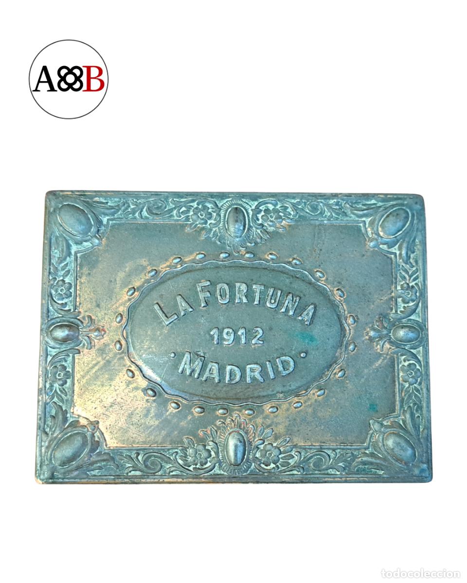 Cajas y cajitas met&aacute;licas: Caja met&aacute;lica publicitaria La Fortuna 1912 Madrid repujada modernista principios siglo XX