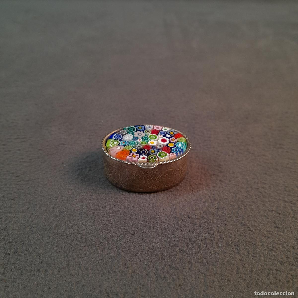 Cajas y cajitas met&aacute;licas: CAJITA DE METAL CON TAPA DE VIDRIO MILLEFIORI DE MURANO.ITALIA.SIGLO XX.