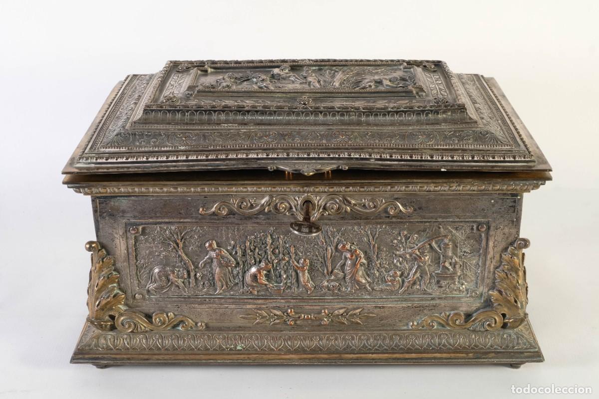 Cajas y cajitas met&aacute;licas: CAJA EN BRONCE PLATEADO CON ESCENAS CAMPESTRES EN RELIEVE SIGLO XIX