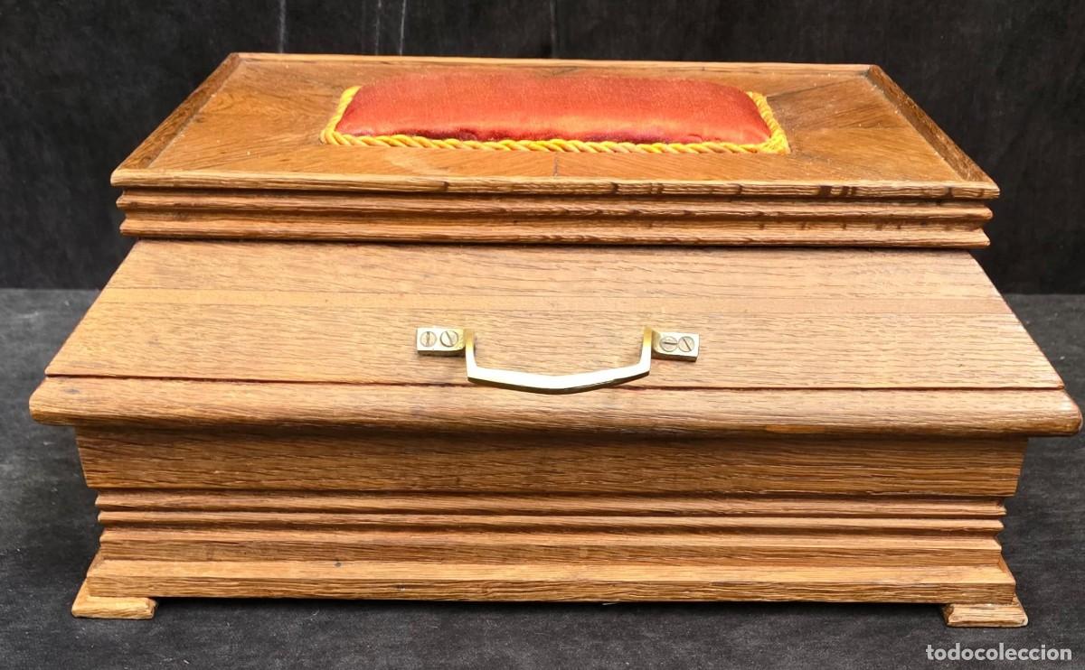 Cajas y cajitas met&aacute;licas: Caja joyero antigua de madera con interior forrado en sat&eacute;n rojo &ndash; Costurero vintage artesanal 36x30