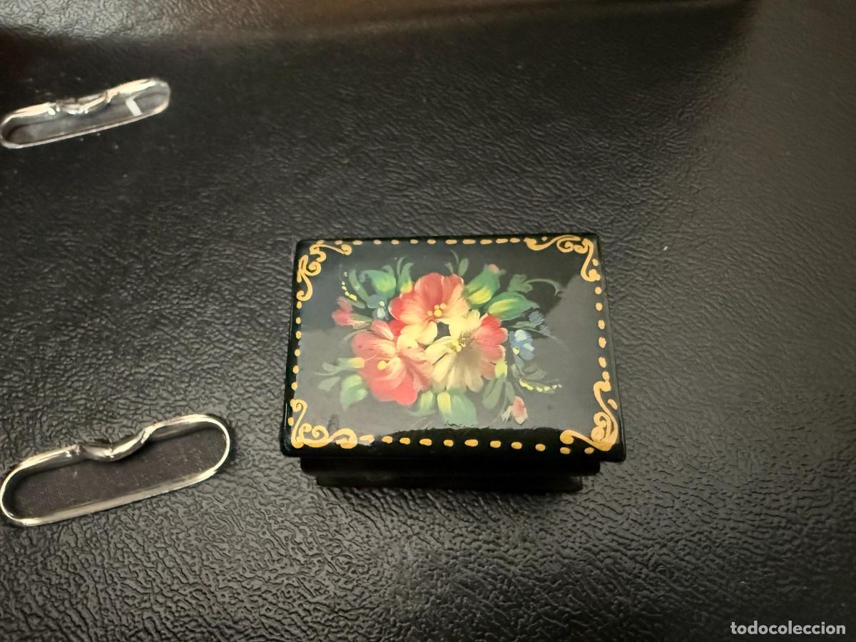 Cajas y cajitas met&aacute;licas: Cajita miniatura lacada con decoraci&oacute;n floral pintada a mano vintage
