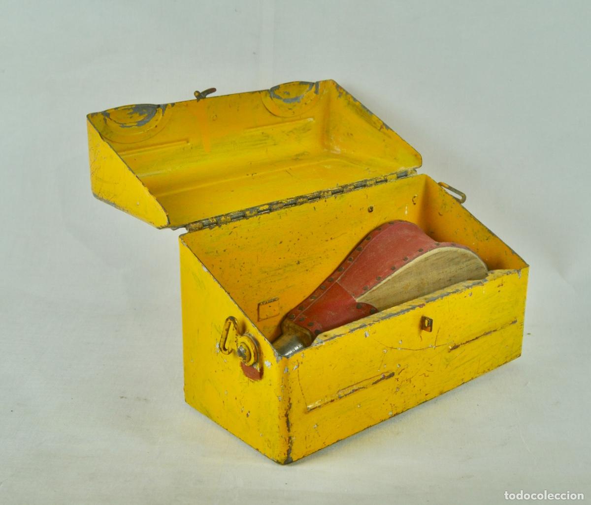 Caixas e caixinhas met&aacute;licas: Caja met&aacute;lica amarilla con pulverizador