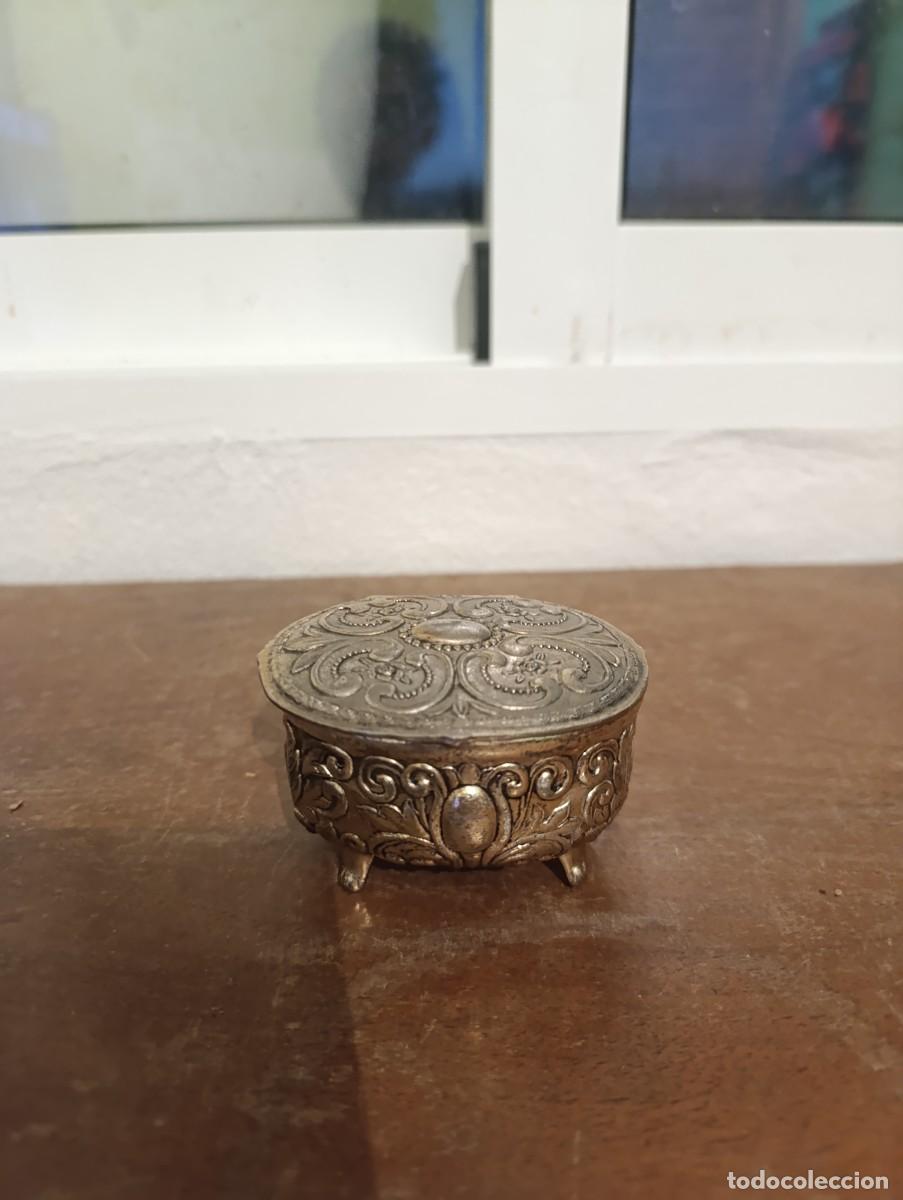 Cajas y cajitas met&aacute;licas: Preciosa cajita joyero de metal con dise&ntilde;o Floral en relieve